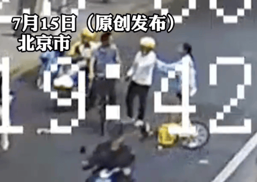皇冠信用网登2登3
_14岁女孩骑车时被男子故意别入机动车道皇冠信用网登2登3
，警方通报：行拘！