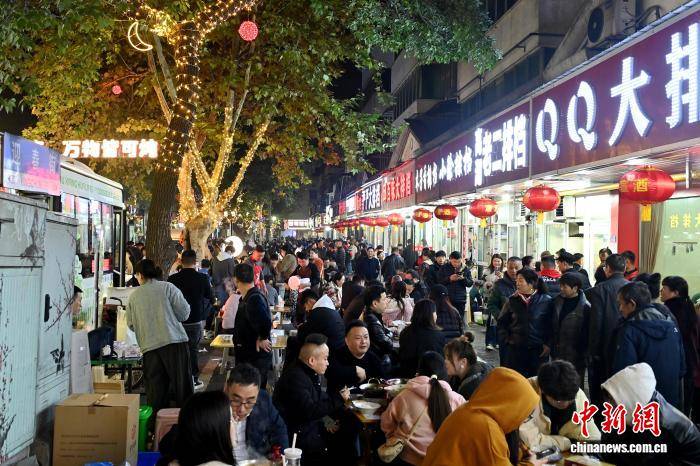 英格兰联赛
_安徽广德“三件套”出圈 江浙等地游客排队打卡